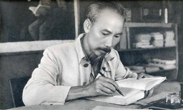Tiểu sử cuộc đời và sự nghiệp sáng tác của chủ tịch Hồ Chí Minh