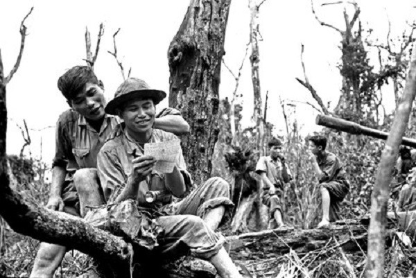 Nói đến “màu sắc Nam Bộ”, đó là một đặc trưng, một dấu ấn riêng mà tác giả đưa vào, từ đó tạo nên một thành công riêng, không trùng lặp của tác phẩm.